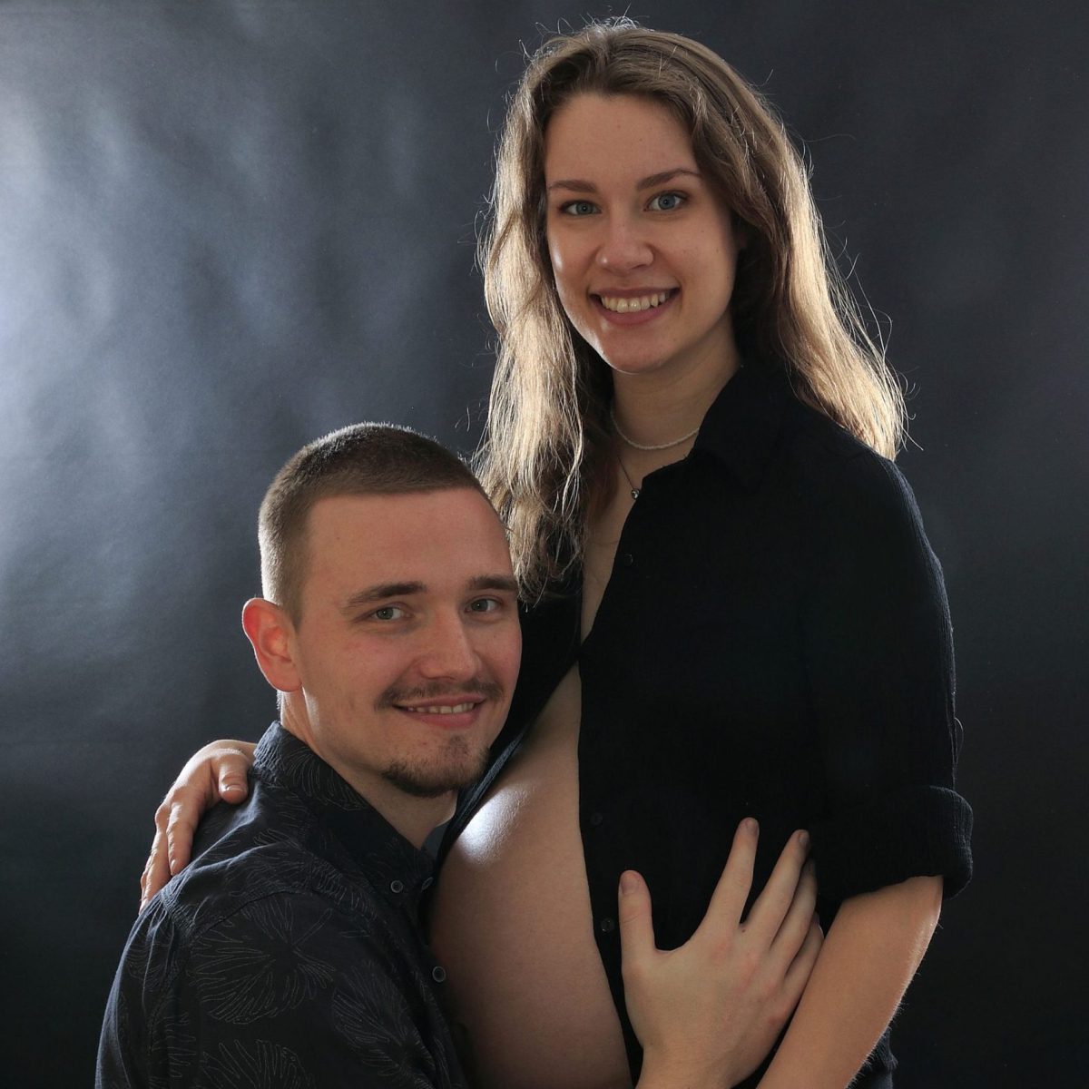 Paarfoto, Mann kniet vor Schwangerschaftsbauch